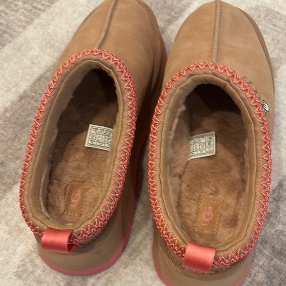 Tasman Uggs - Valentines Day Edition - Picture 2 of 7